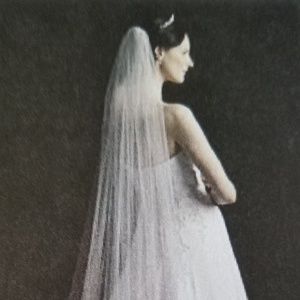 NEVER WORN - Chapel Length Veil with satin edge